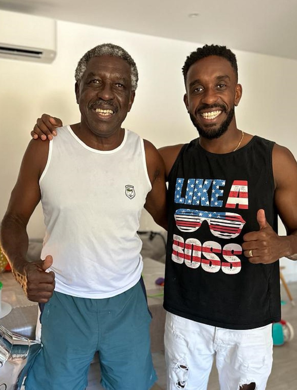 Pai e filho, Paulo Isidoro ao lado de Fabrício Isidoro. volante do Athletic — Foto: Fabrício Isidoro/Arquivo pessoal