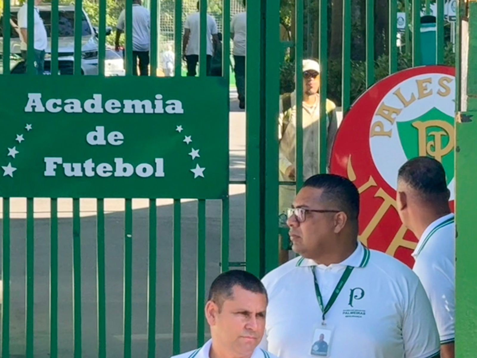 Após retorno de viagem, Palmeiras libera jogadores; Gustavo Gómez opta por ir a pé para casa
