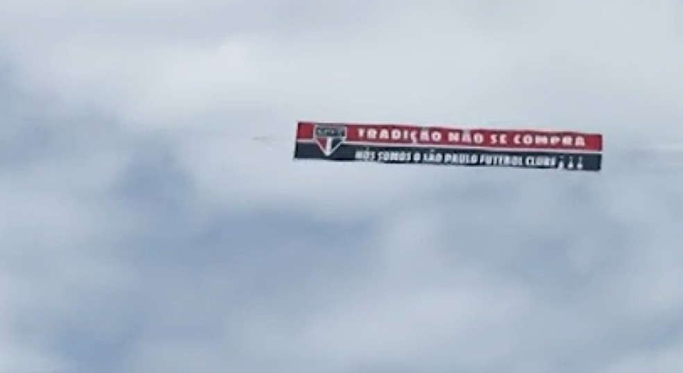 Tradição não se compra: Torcedores do São Paulo provocam Botafogo com faixa em avião