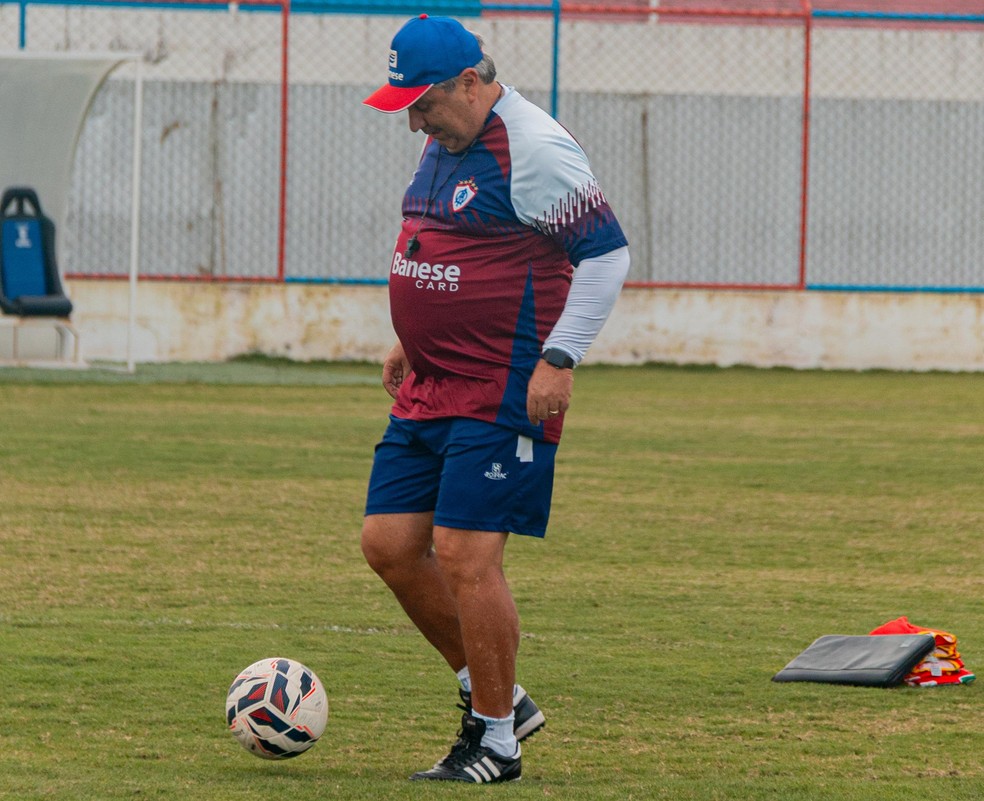 Técnico Gilson Kleina cumpre suspensão nesta última rodada — Foto: Mateus Mendonça/AOI