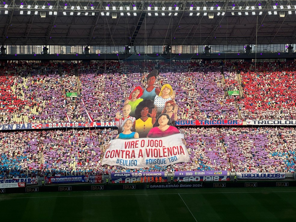 Ação contra feminicídio tem mosaico especial em Fortaleza x Corinthians — Foto: Beatriz Carvalho