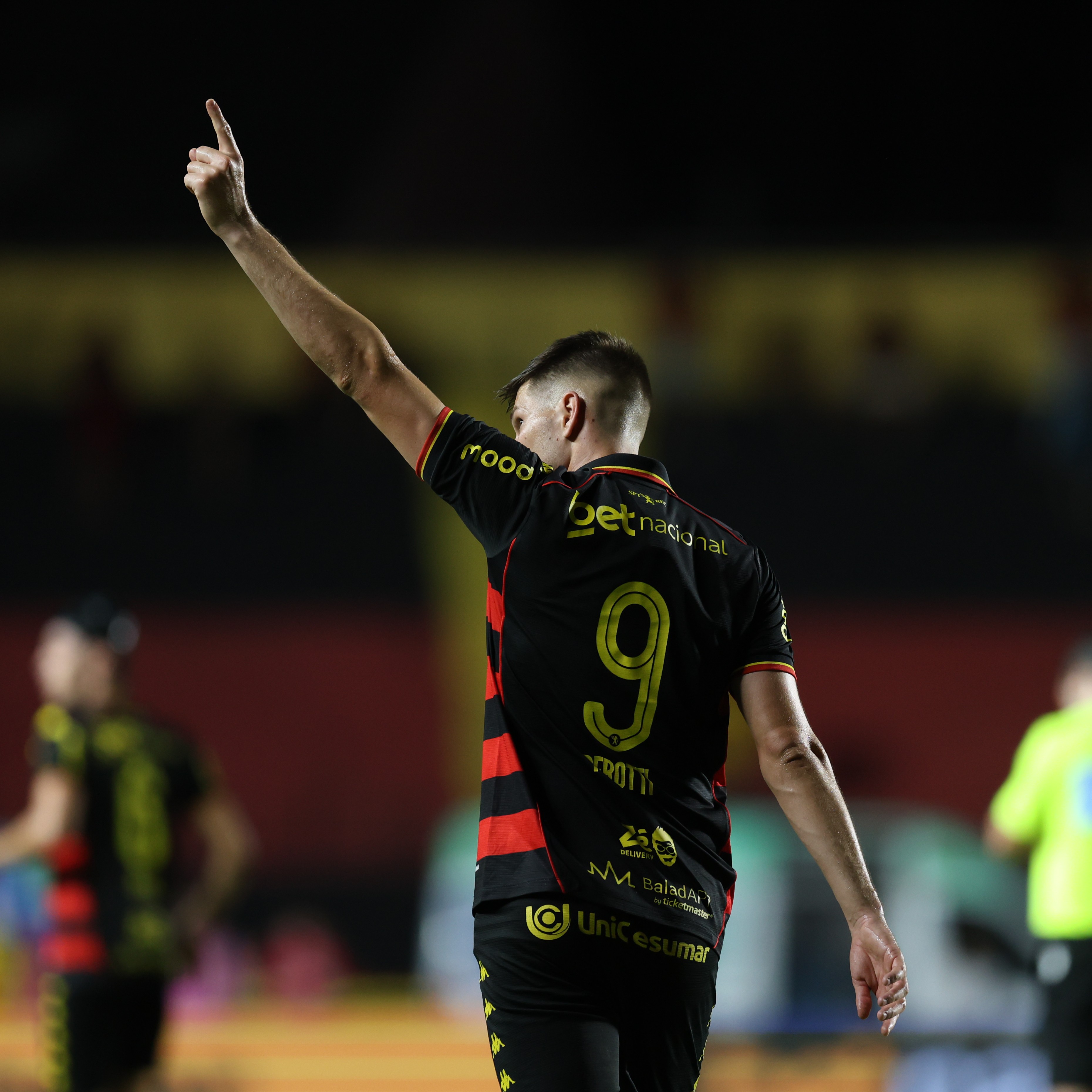 Técnico elogia Perotti após atacante marcar gol da vitória do Sport: "Queria 11 iguais a ele"