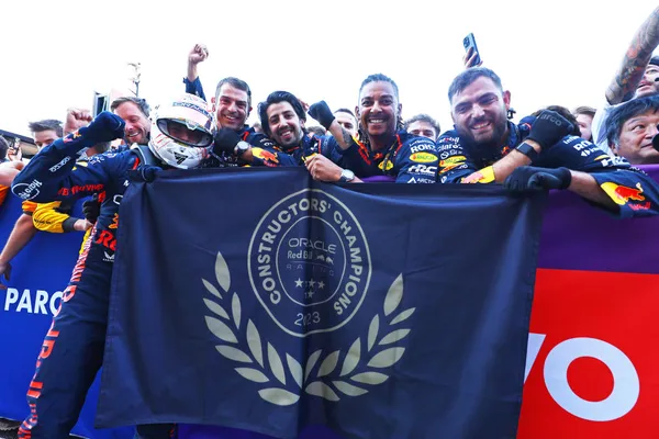 F1 2023: Após vencer o GP do Japão, Max Verstappen comemora hexacampeonato de construtores da RBR — Foto: Mark Thompson/Getty Images