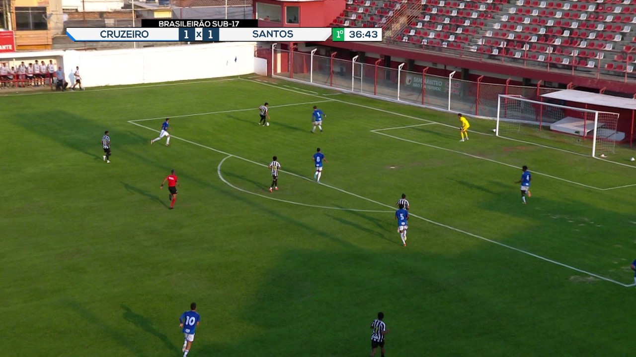 Aos 37min do 1º tempo - Mateus Xavier, do Santos, bate cruzado mas zagueiro tira a bola