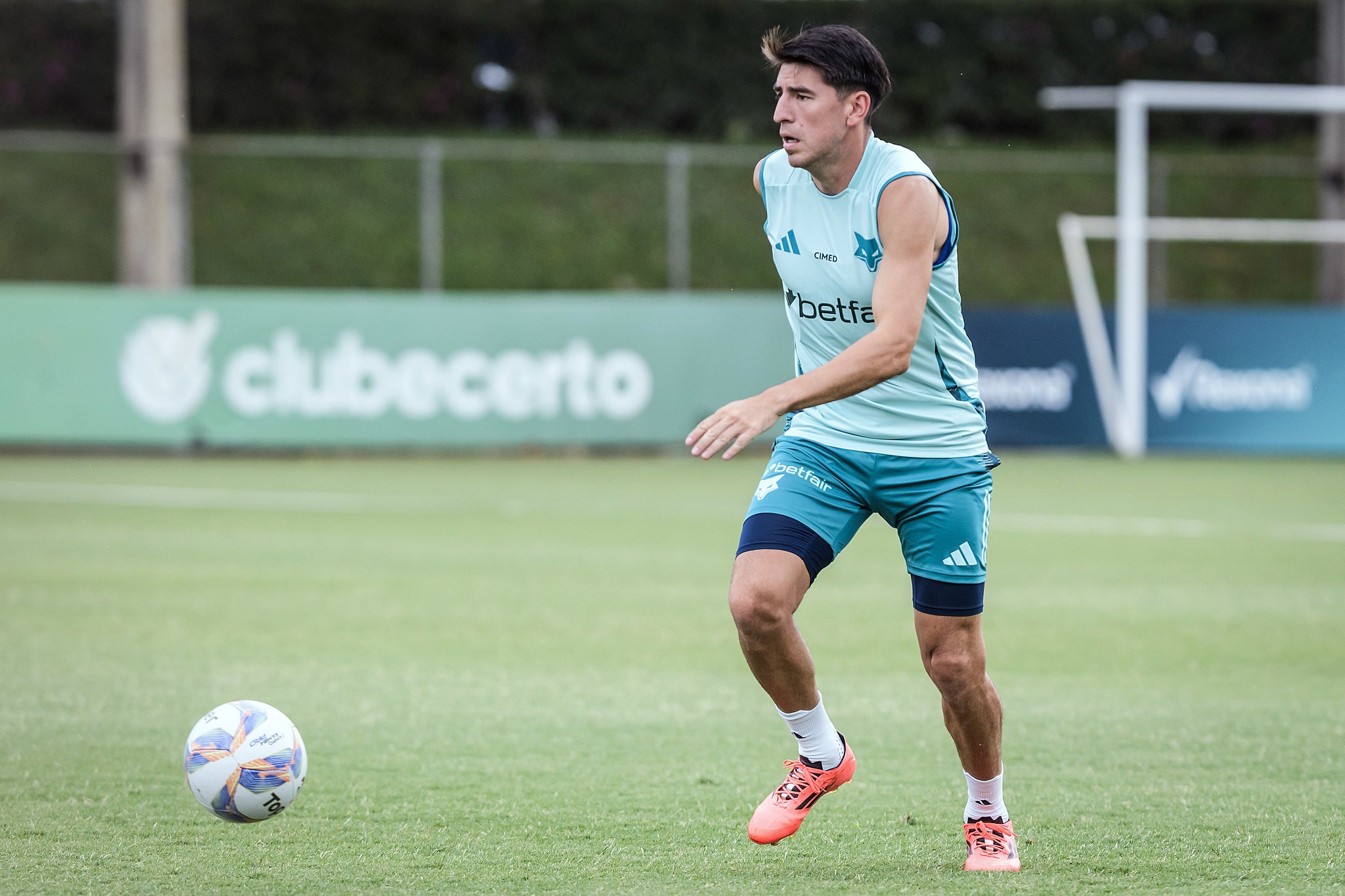 Novo titular do Cruzeiro, Villalba impressiona Jardim com forma física surpreendente.