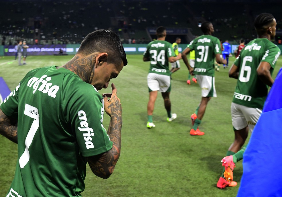 Dudu no aquecimento antes de Palmeiras e Bragantino no Allianz