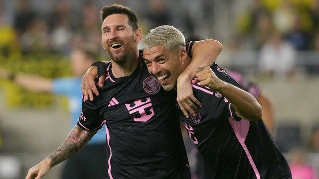 Messi e Suarez comemoram gol do Inter Miami contra o Columbus