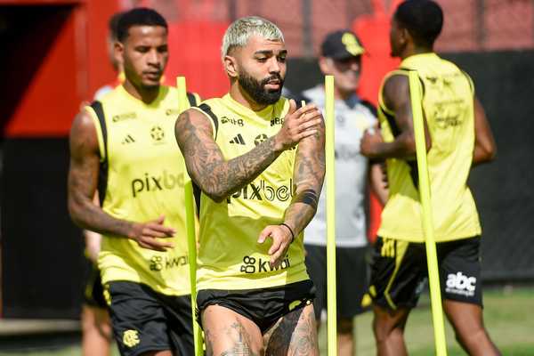 Gabigol cumprimenta Leila e dirigentes antes de jogo entre Flamengo e Palmeiras.