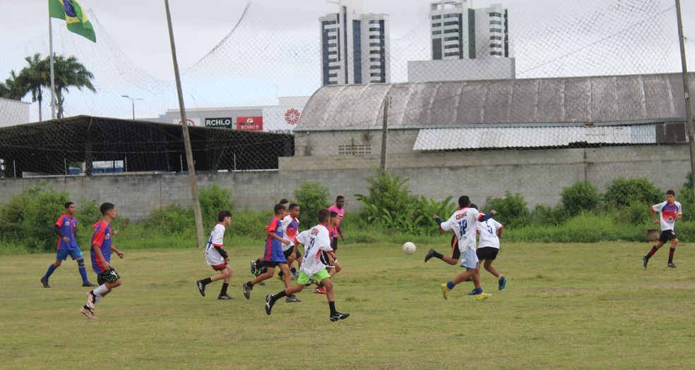 Garotada em ação na peneira da Queimadense — Foto: Divulgação/SE Queimadense