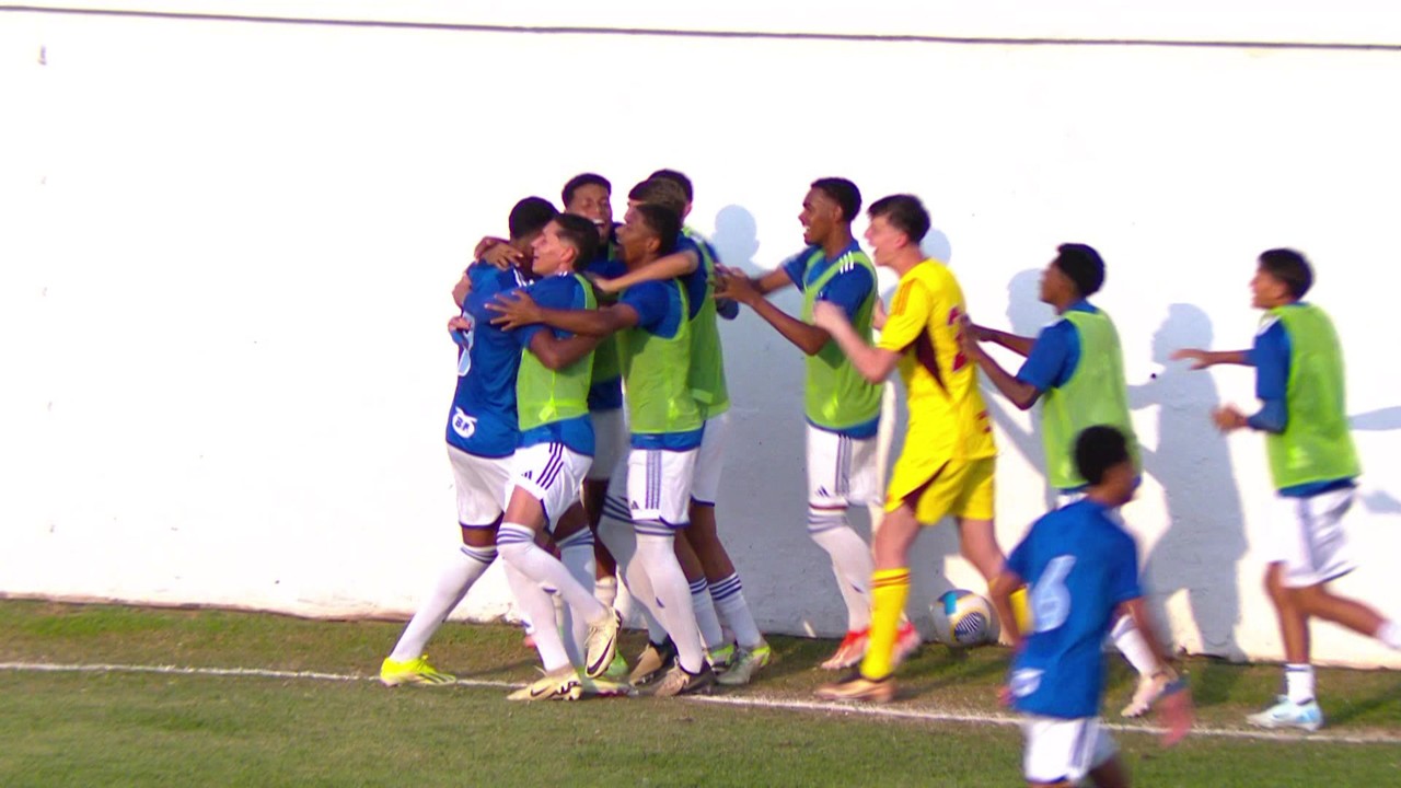 Aos 31min do 1º tempo - Pedro Assis, do Cruzeiro, bate alto no canto direito e deixa tudo igual no jogo