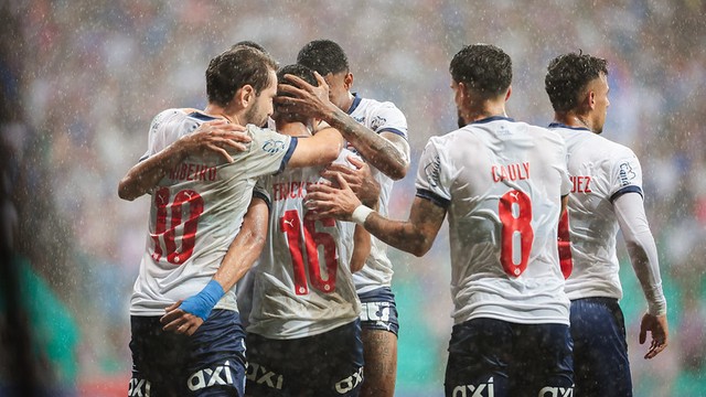 Jogadores do Bahia comemoram gol sobre o Botafogo
