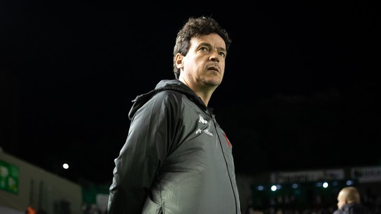 Diniz é o técnico com mais vitórias sobre o Flamengo desde 2019; veja os números do treinador do Vasco - Diniz tem o segundo melhor aproveitamento entre técnicos com pelo menos dez jogos no período