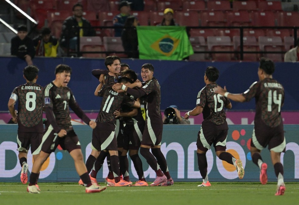Jogadores do México comemoram um dos gols do empate com o Brasil no Mundial Sub-20 — Foto: Rodrigo ARANGUA / AFP