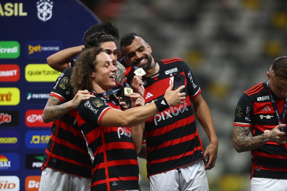 David Luiz comemora título da Copa do Brasil com Pedro e Fabrício Bruno — Foto: Divulgação: Gilvan de Souza/Flamengo