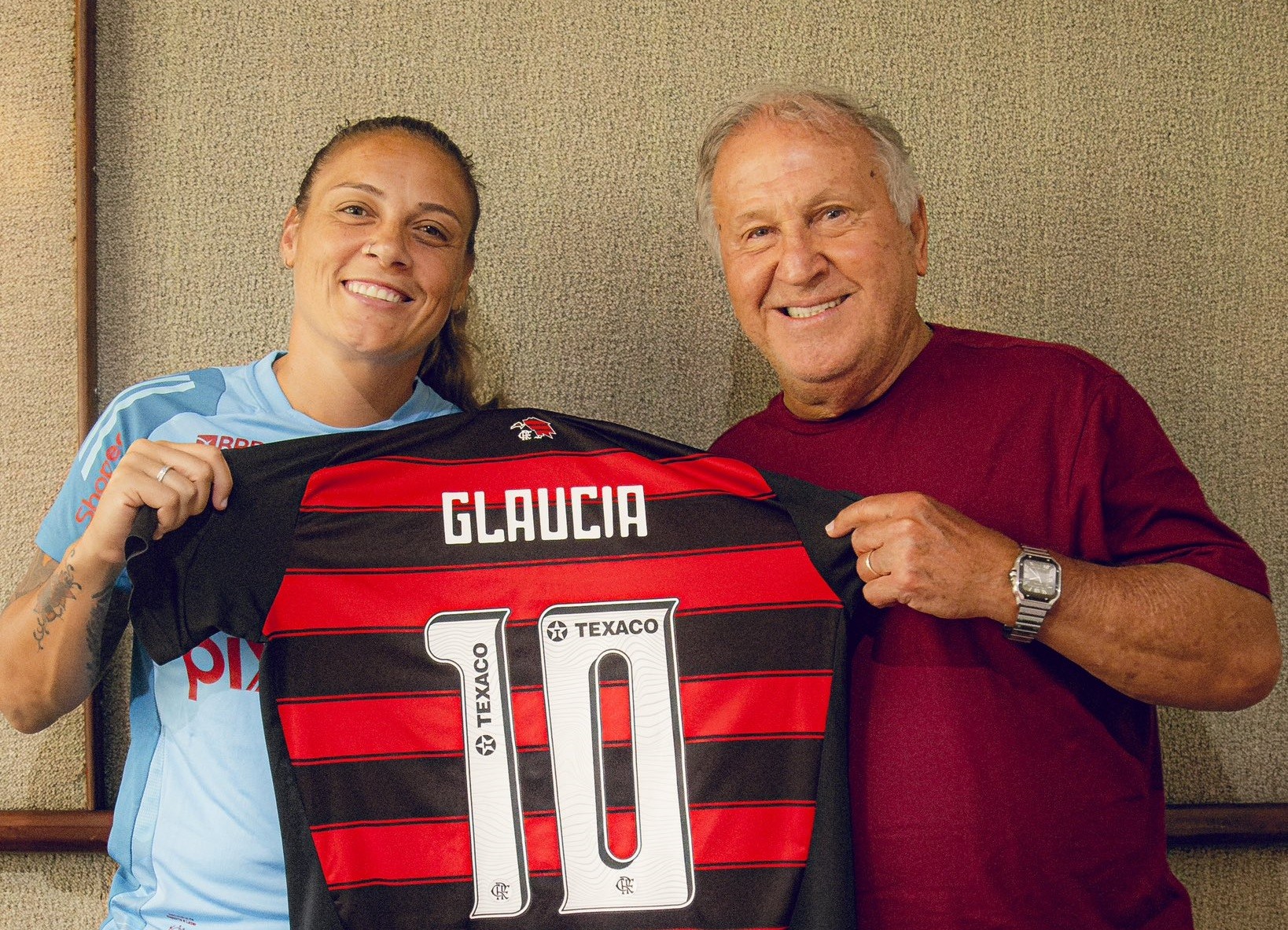 AÇÃO INCRÍVEL! Zico entrega camisa 10 para jogadora do Flamengo