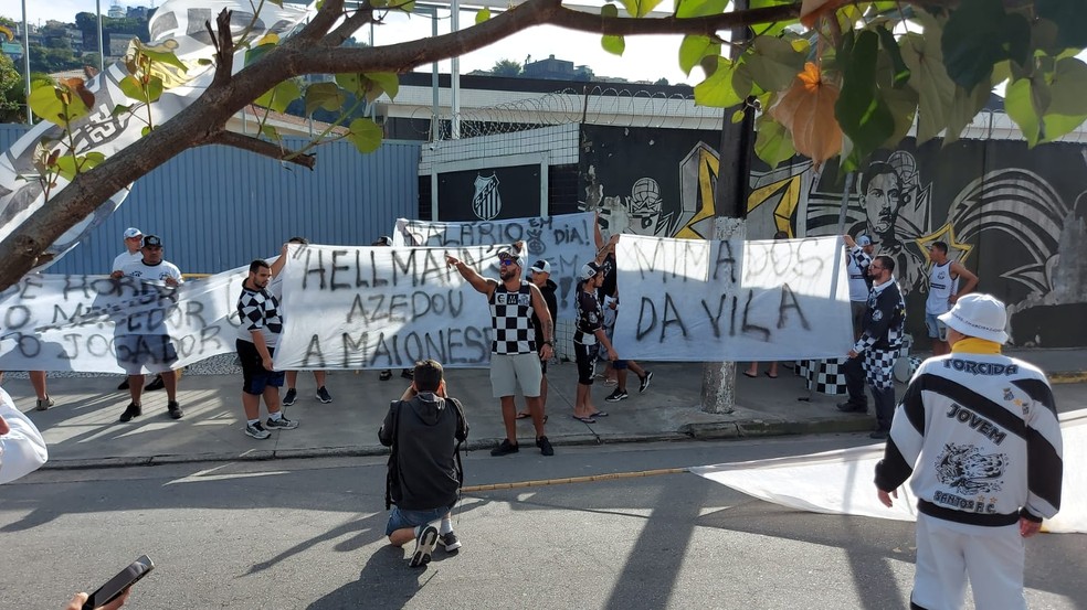 Torcida do Santos protesta contra a má fase do time no CT Rei Pelé — Foto: Bruno Gutierrez