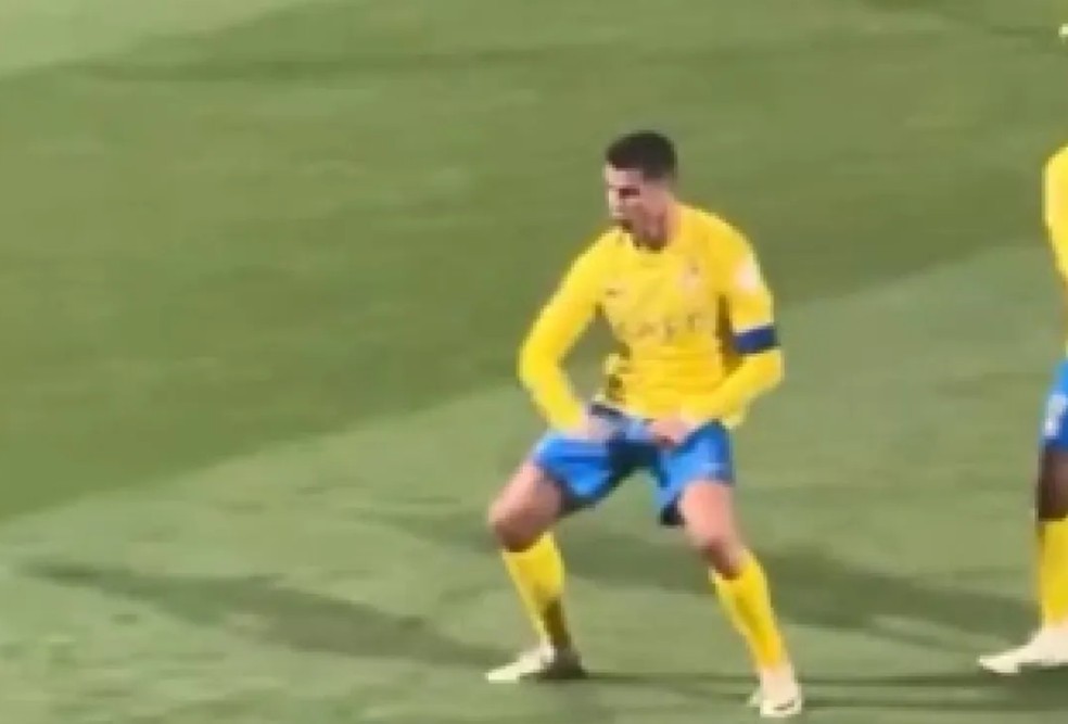 Cristiano Ronaldo foi acusado de fazer gesto obsceno para torcida do Al-Shabab após gritos de "Messi" — Foto: Reprodução