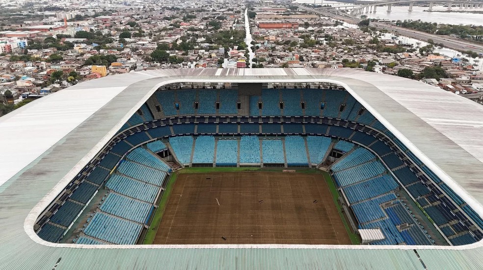 Veja como ficou o gramado da Arena após a enchente — Foto: Regis Silva/@sulnalente/Arquivo Pessoal