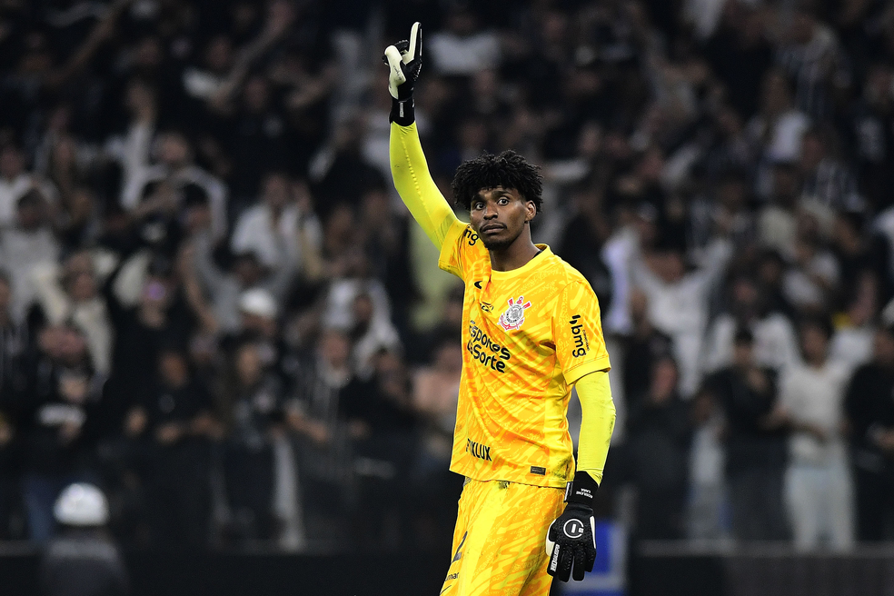 Hugo Souza, do Corinthians, contra o Bragantino — Foto: Marcos Ribolli