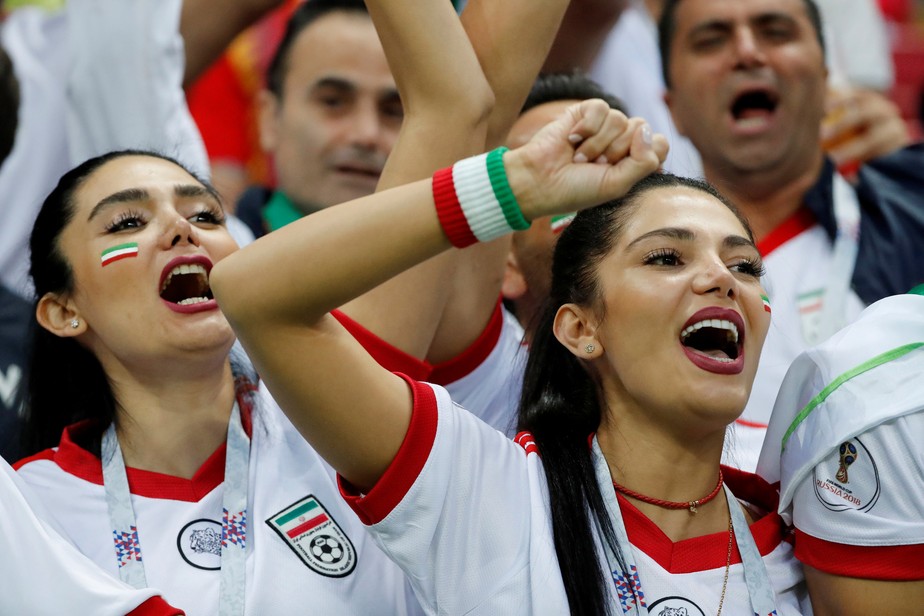 Mulheres iranianas assistem a jogo da 1ª divisão pela primeira em mais de  40 anos - Folha PE