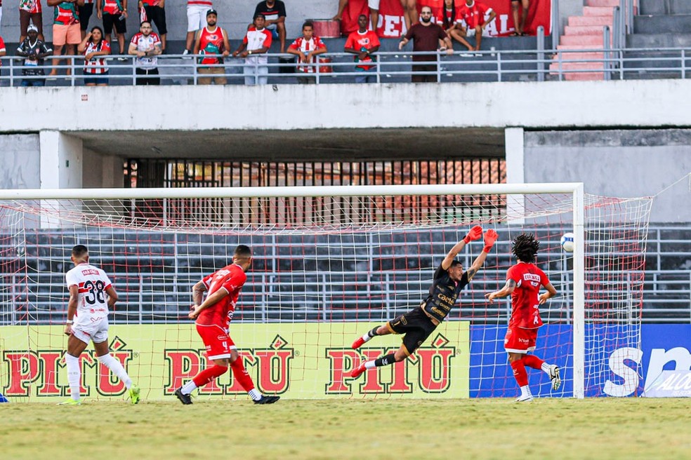 Barata acerta um chutaço no ângulo e marca para o CRB contra o Penedense — Foto: Ailton Cruz
