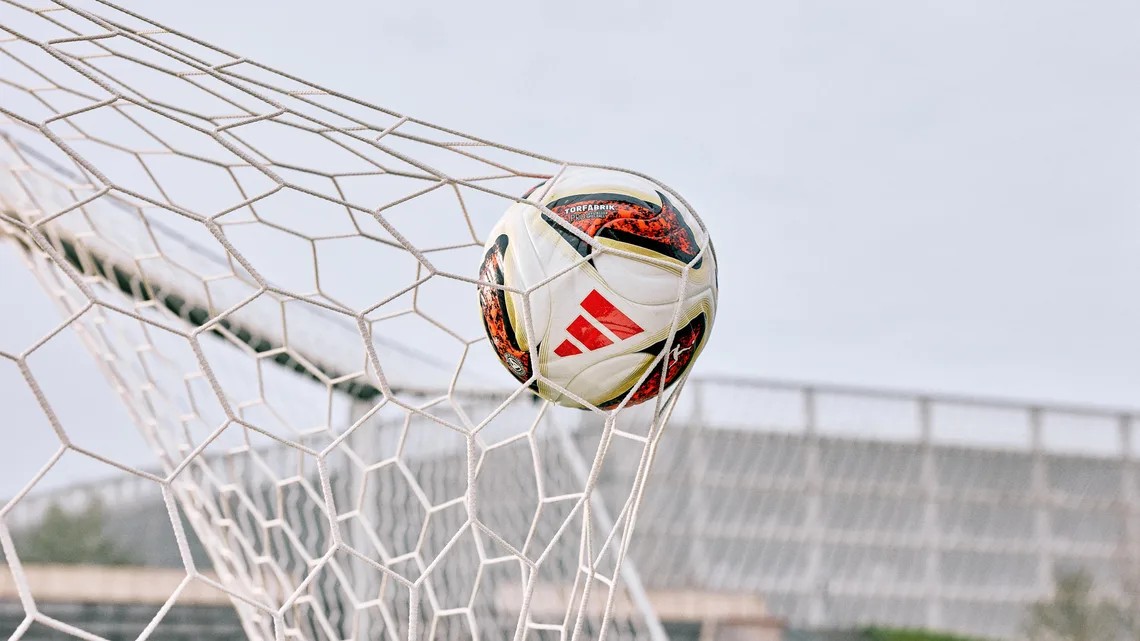 Nova bola do Campeonato Alemão se destaca pela velocidade e vira desafio para os goleiros