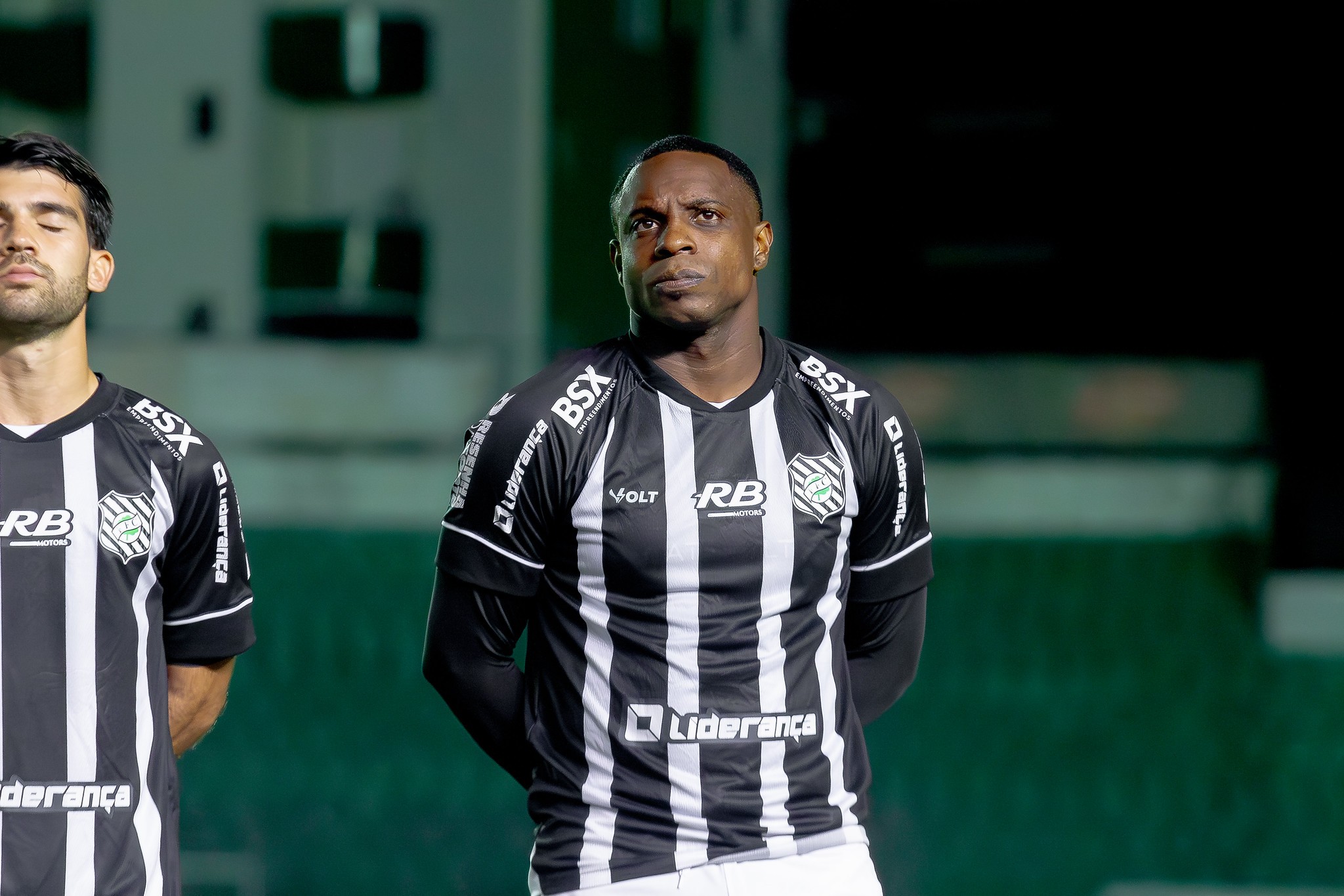 Atletas do Figueirense recebem propostas do Brasil e do exterior, mas permanecem
