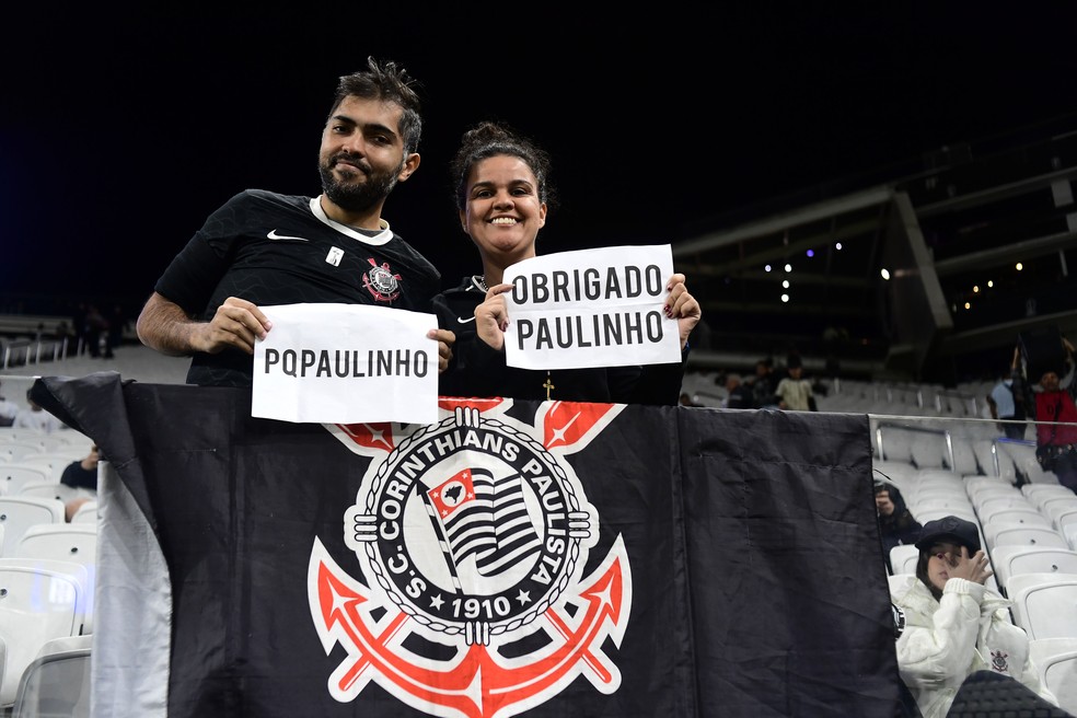 Torcida do Corinthians faz homenagem para Paulinho — Foto: Marcos Ribolli