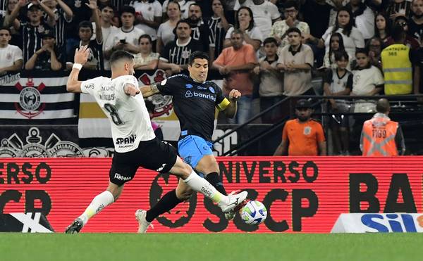 Luis Suárez faz primeiro gol fora do RS pelo Grêmio; veja o lance