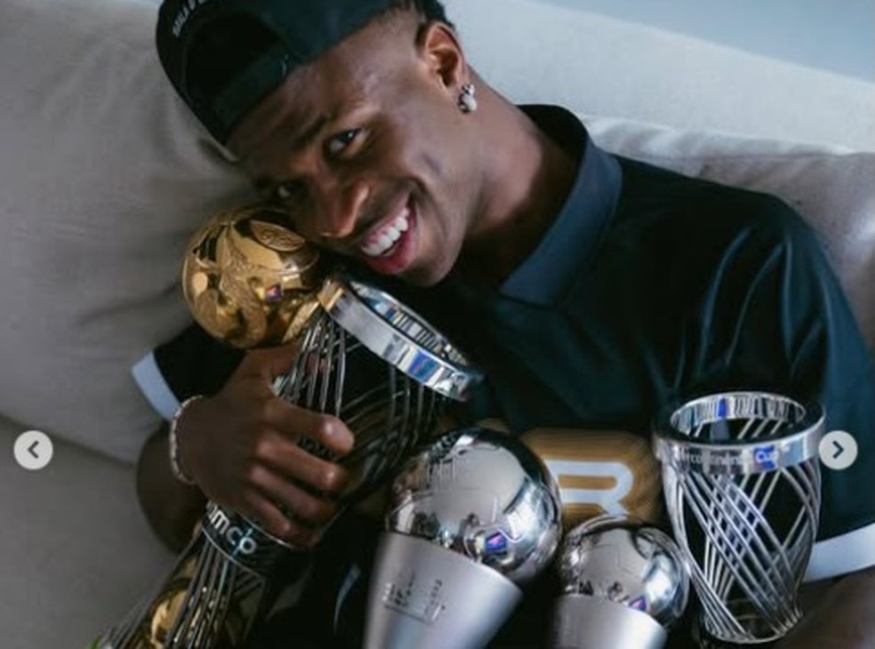 Vinícius Júnior posa com os troféus individuais que ganhou no fim de 2024 — Foto: Instagram/Vini Jr.