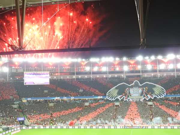 Torcida do Flamengo realiza mosaico com urubu levando taça da Copa do Brasil.