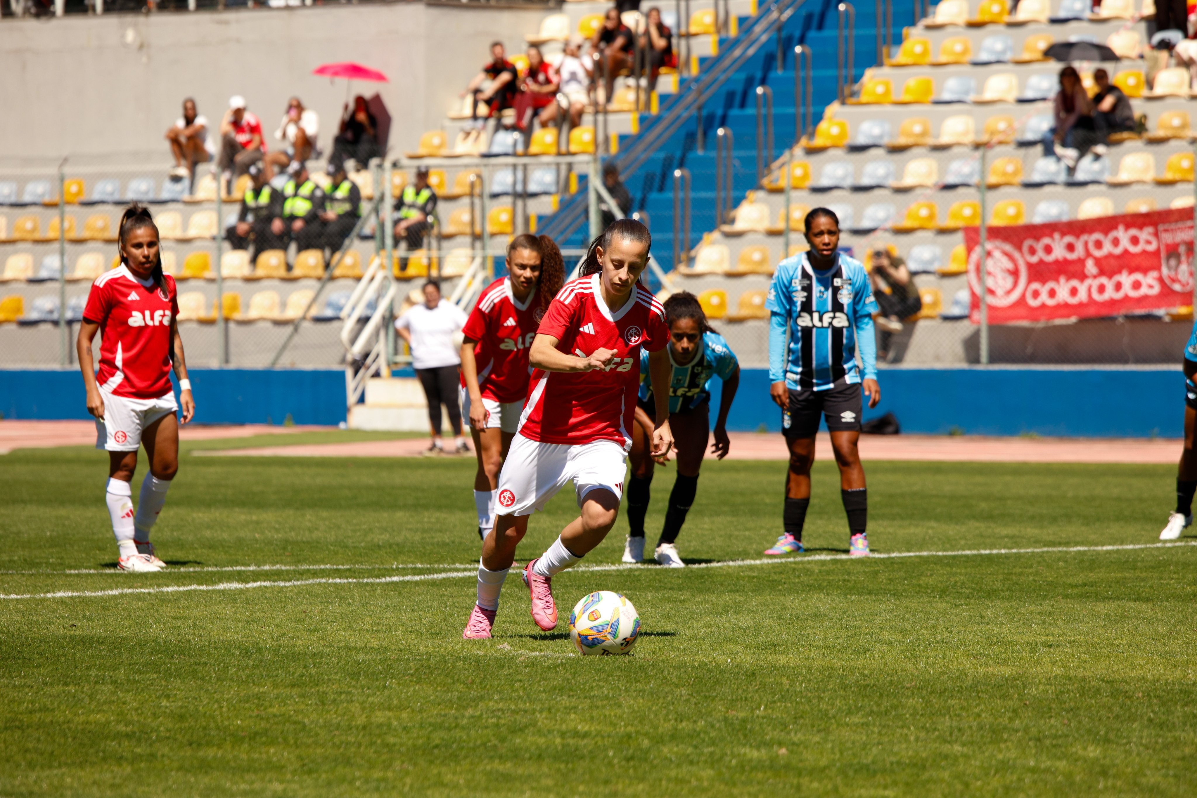 Inter vence Gre-Nal e encerra série invicta do Grêmio no Gauchão Feminino.