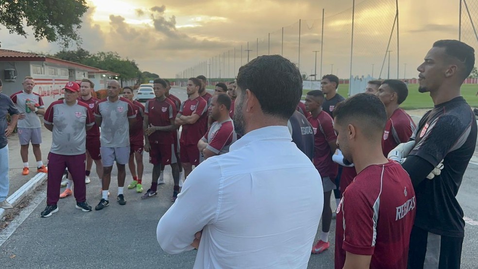 Ari Barros e jogadores ouvem os torcedores no CT — Foto: Rodrigo Cedro/TV Asa Branca