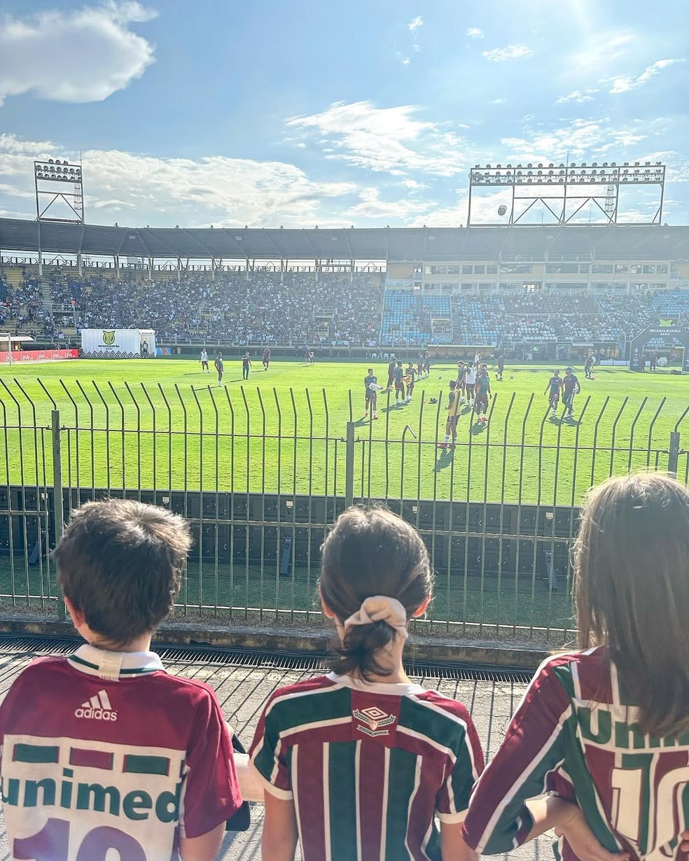 Fred, Stella e Chelsea torcem para o Fluminense — Foto: Arquivo Pessoal