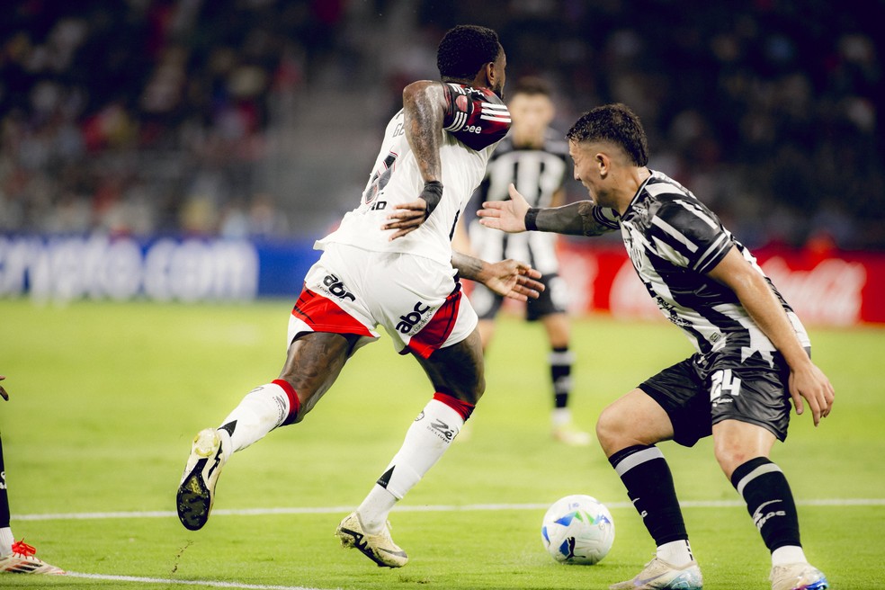 Gerson foi o jogador que mais errou passes em Central Crdoba x Flamengo  Foto: Adriano Fontes/Flamengo