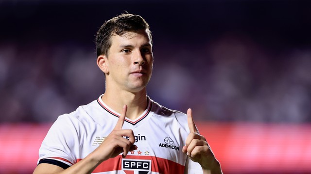 Tapia comemora o primeiro gol do São Paulo no clássico