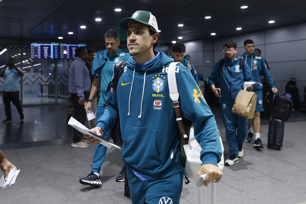 Pedro na chegada da Seleção a Calcutá, na Índia — Foto: Rafael Ribeiro/CBF