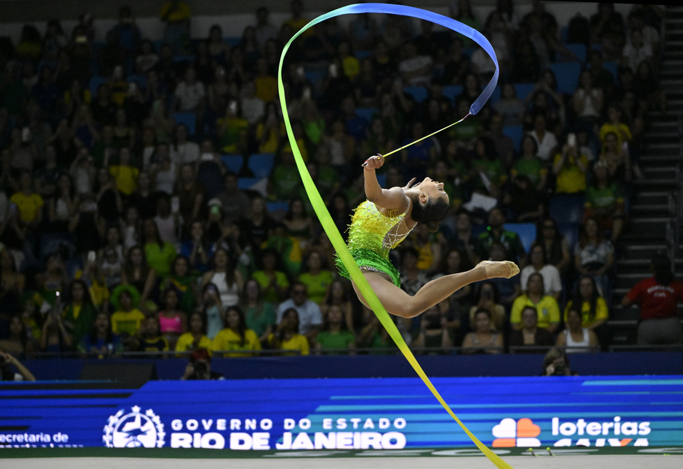 B&aacute;rbara Domingos em a&ccedil;&atilde;o na fita do Mundial de Gin&aacute;stica R&iacute;tmica do Rio &mdash; Foto: Andr&eacute; Dur&atilde;o