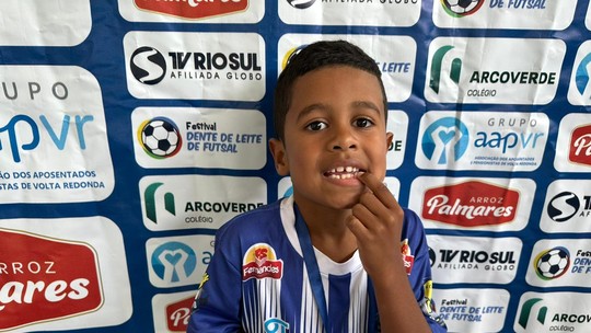 Com sorriso no rosto, menino perde dente de leite durante etapa do festival  em Miguel Pereira