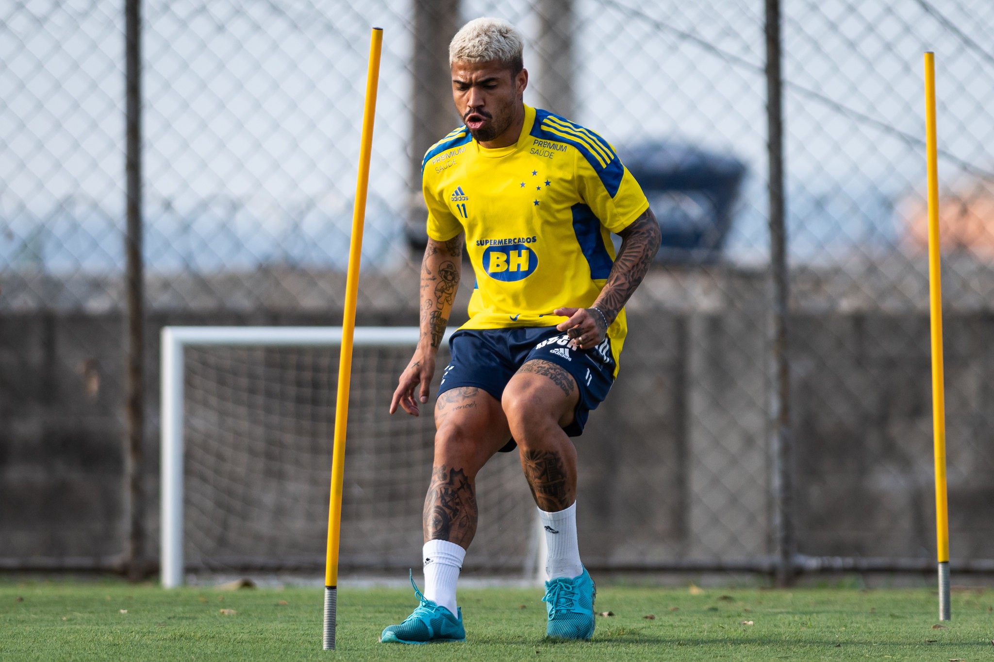 Hóquei esportivo e mulher em ação no campo com taco de hóquei pronto para  bater a bola no jogo exercício de fitness e atleta feminina jogando hóquei  em campo no estádio ao