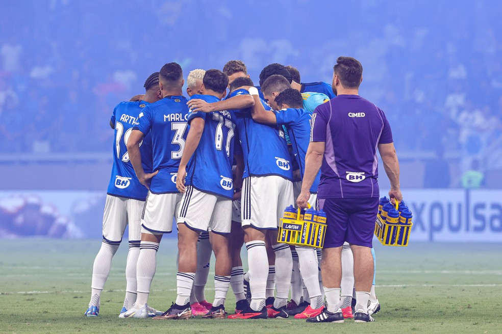 Jogadores do Cruzeiro reunidos antes da partida contra o Palmeiras — Foto: Gilson Lobo/AGIF