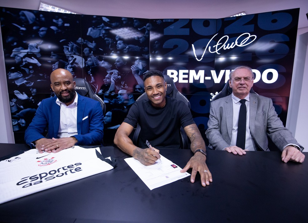 Vitinho assina contrato com o Corinthians  Foto: Rodrigo Coca/Agncia Corinthians