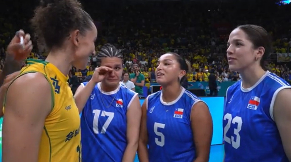 Jogadora do Chile chora ao abraçar Gabi depois de vitória do Brasil no Pré-Olímpico; veja vídeo