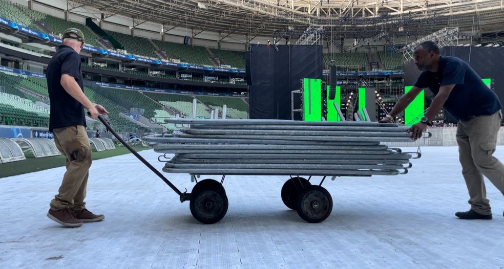 Funcionários carregando grades de separação das filas no Allianz Parque — Foto: Camila Alves