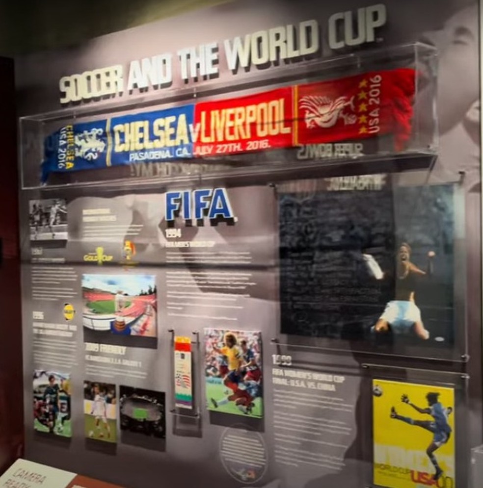 Pequeno painel no tour do estádio com referências aos eventos de "soccer" — Foto: Reprodução YouTube