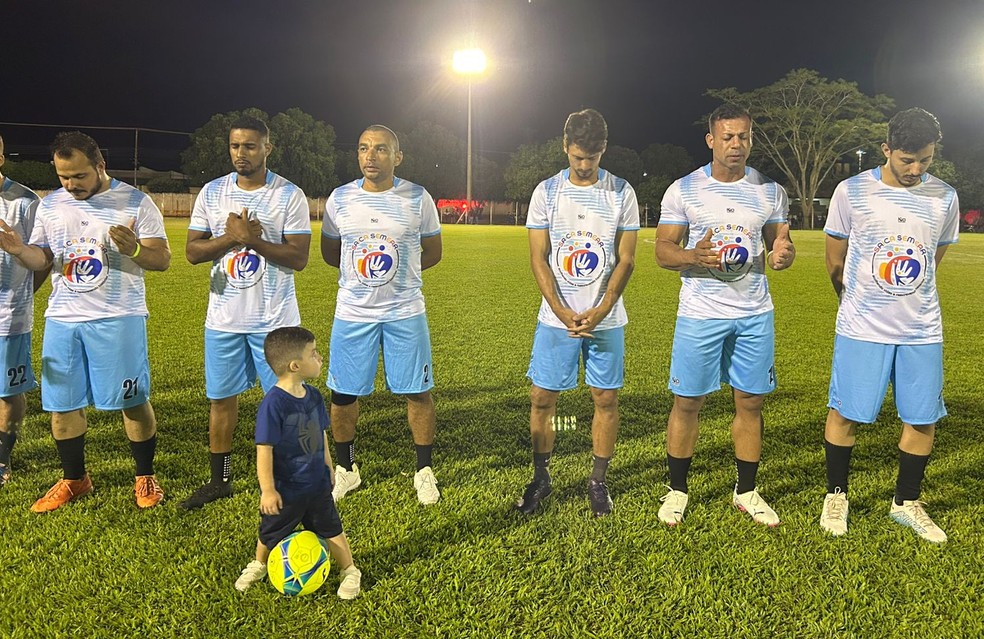 Rodrigo Caio (3º à dir.) participou de oração antes do evento na região onde foi revelado — Foto: Renato Campanari/TV Fronteira