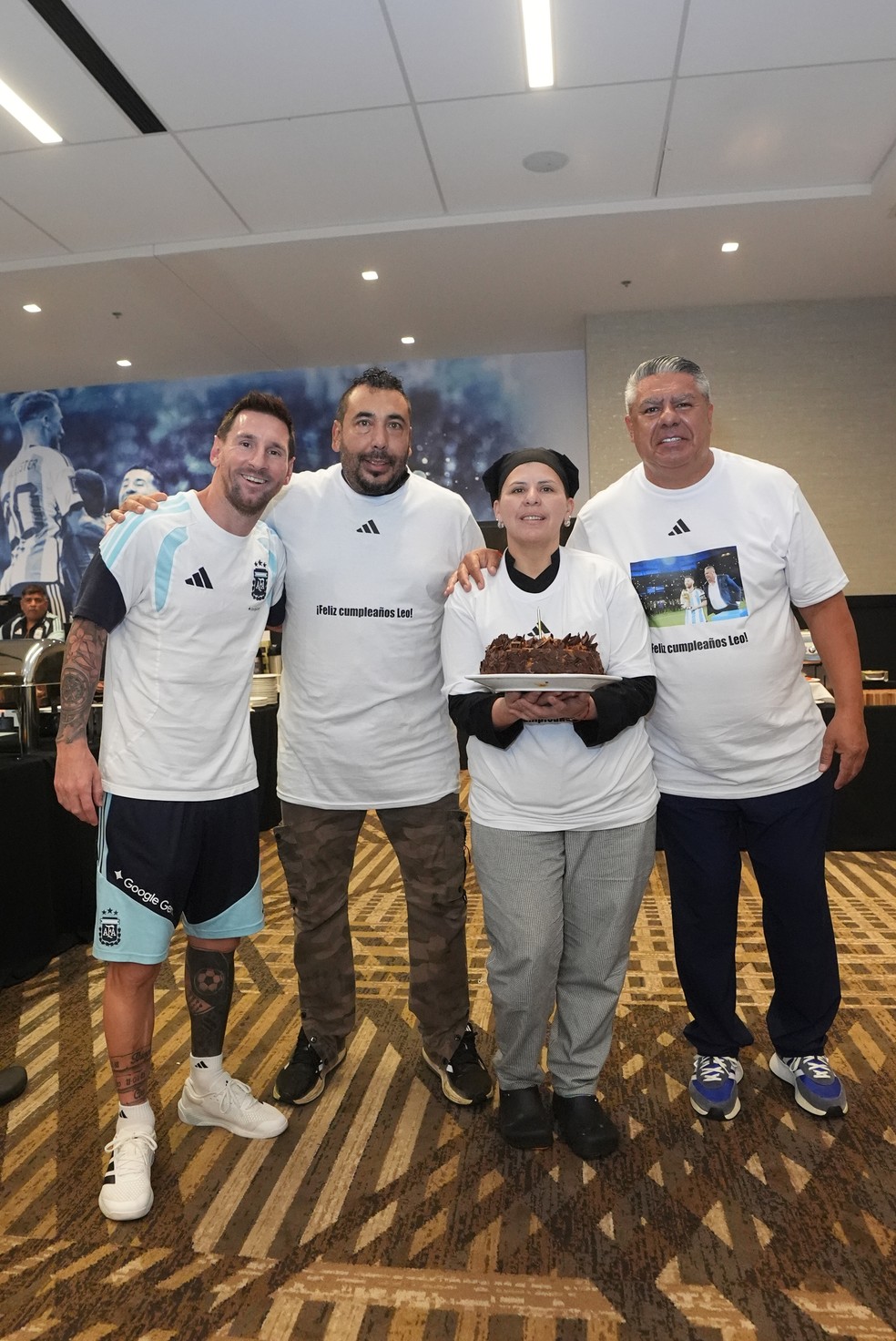 Jogadores com camisas personalizadas em homenagem ao aniversário de Messi — aniversário de Messi