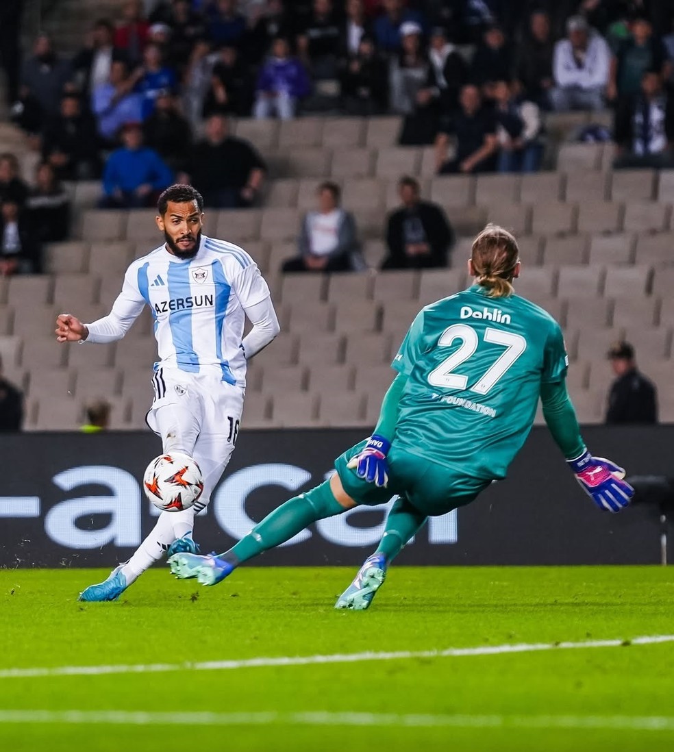 Juninho chuta para marcar um gol pelo Qarabag — Foto: Divulgação / Qarabag