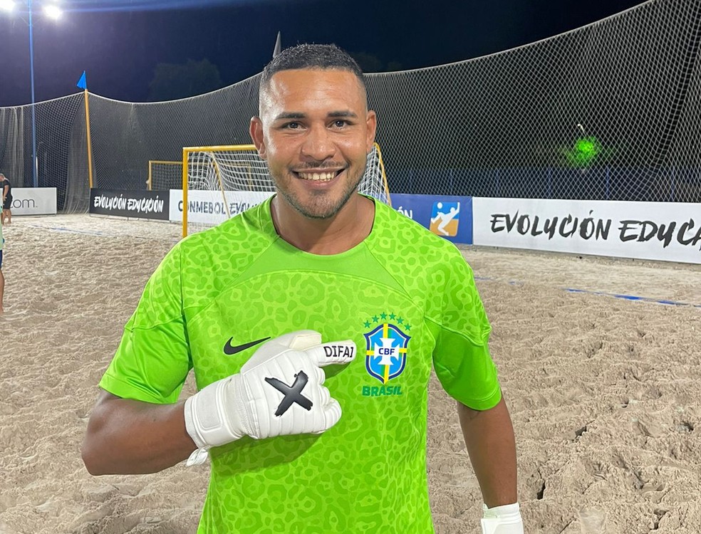Bobô, goleiro da seleção brasileira de futebol de areia, mostra as seis estrelas na camisa — Foto: Divulgação