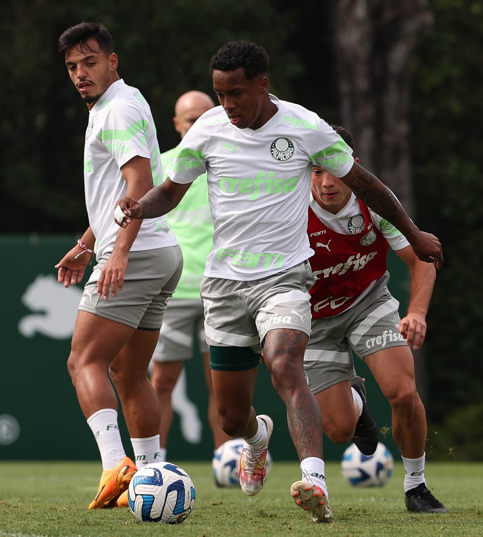 Gabriel Menino também participou de parte do treino do Palmeiras no domingo  — Foto: Cesar Greco/Palmeiras